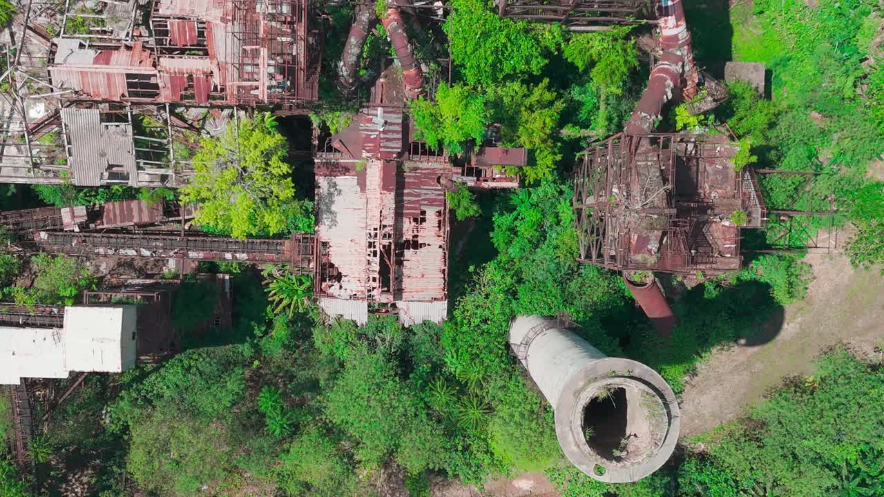 una fábrica abandonada y en ruinas cubierta de óxido, follaje y descomposición en surigao del norte, filipinas