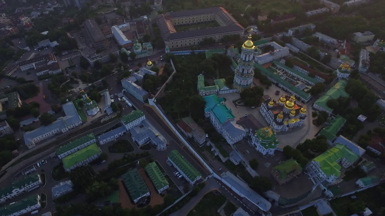 vista aérea arquitectura de kiev pechersk lavra en el dnieper en el crepúsculo de la noche