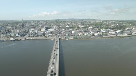 puente de carretera sobre el río slaney durante el verano en la ciudad de wexford en el condado de wexfield en irlanda