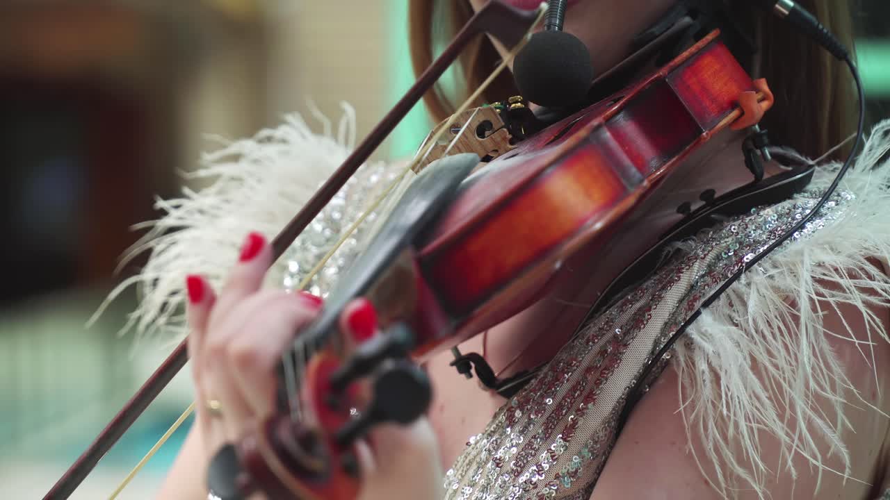 Woman masterly plays the violin at the wedding ceremony 01