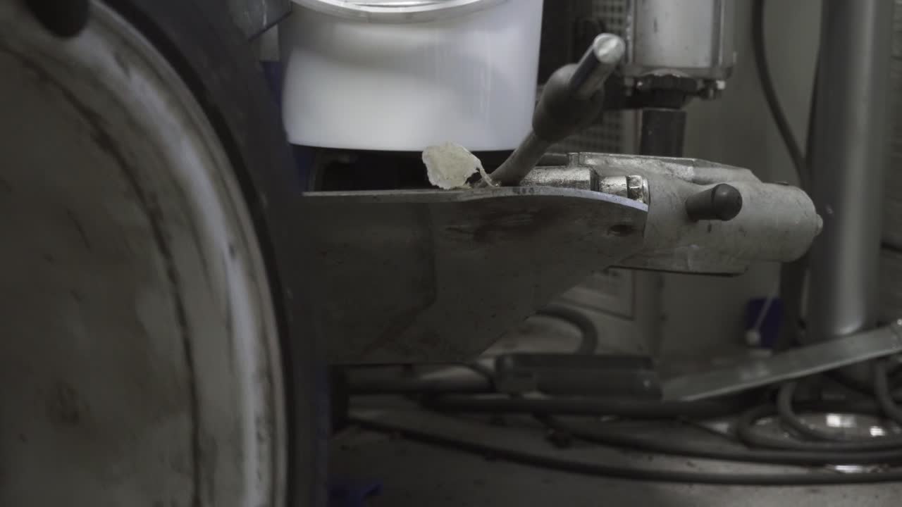 작업장에 있는 특수 기계의 림에서 오래된 자동차 타이어를 밀어내는 정적 보기