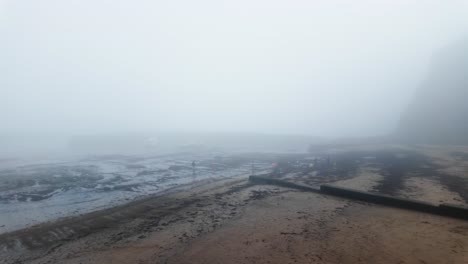 escena muy brumosa y brumosa en la costa del reino unido