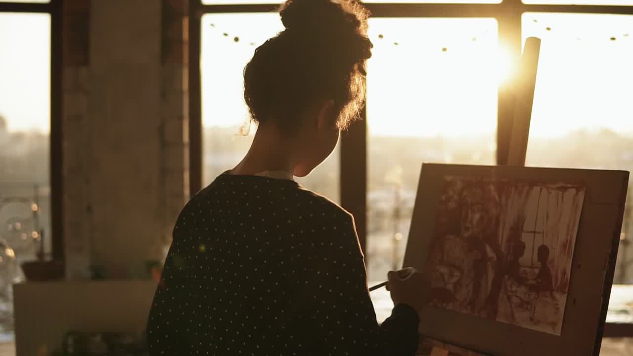 재능있는 젊은 여성 예술가가 훌륭한 작품을 만들고 있습니다. 예술 공예를 배우고 있습니다.