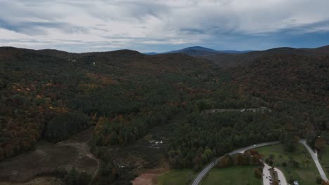 Vista-De-Exuberantes-Montañas-Cerca-De-Stowe-En-El-Condado-De-Lamoille,-Vermont,-Estados-Unidos