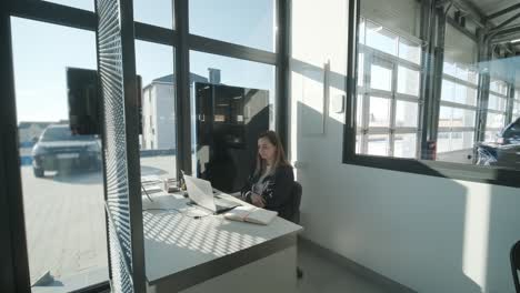 gerente de servicio de automóviles trabajando en un escritorio en la oficina
