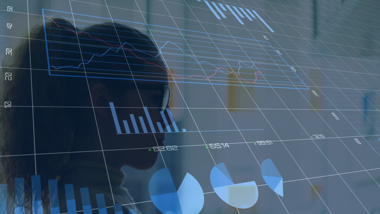 animación del procesamiento de datos financieros sobre una mujer de negocios caucásica