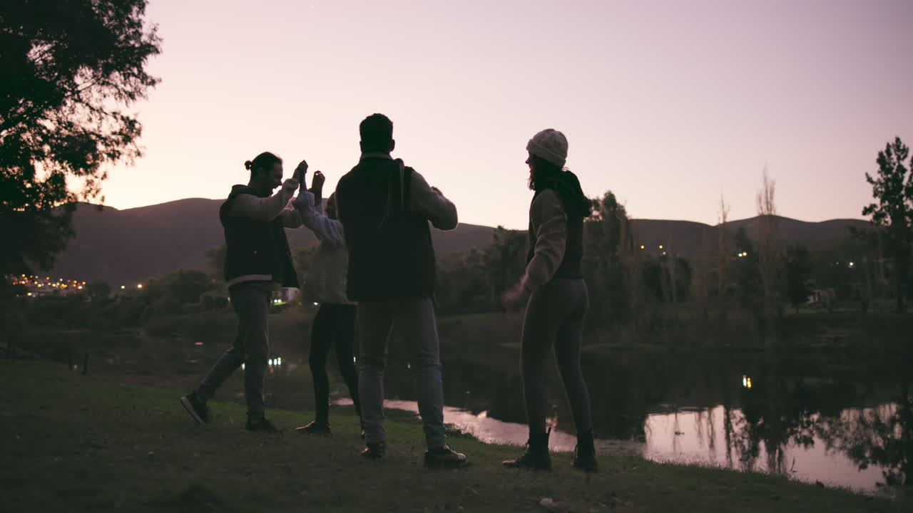 점프, 하이 파이브 및 축하와 함께 친구