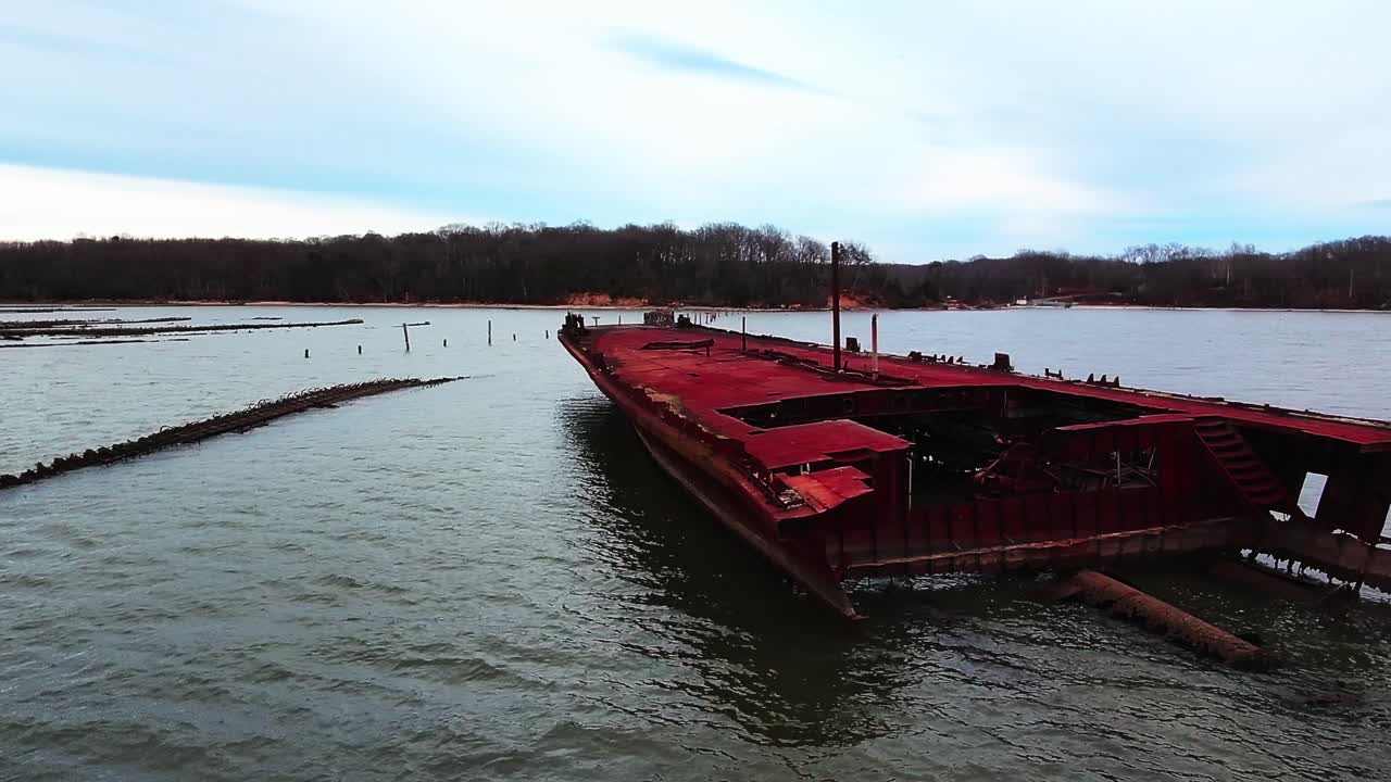 Spin to the left showcasing the Mallows Bay–Potomac River National Marine Sanctuary.