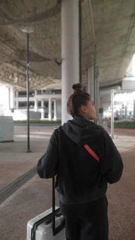 mujer con equipaje en la terminal del aeropuerto