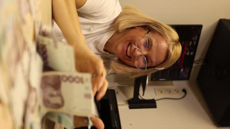 una mujer contando dinero.