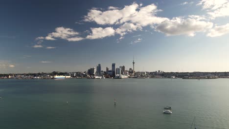 hermoso paisaje urbano de auckland sobre el golfo de hauraki