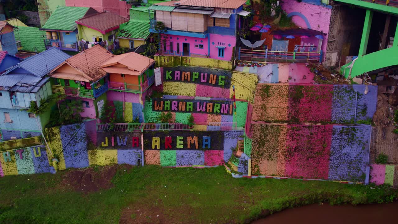 Aldeia vibrante de Jodipan com casas coloridas