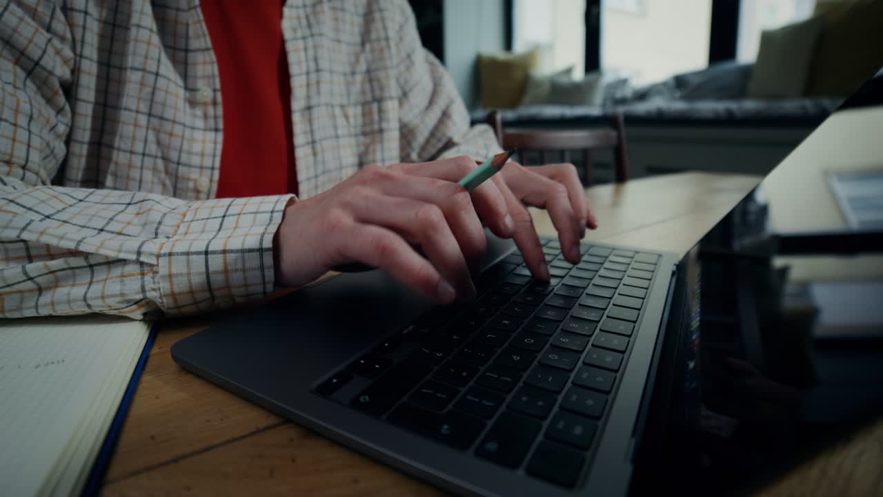 persona que trabaja desde casa