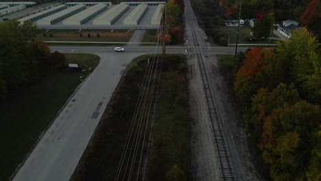 pista de movimiento inverso e inclinación sobre una vía férrea en otoño