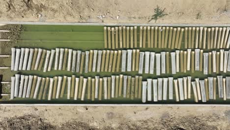 vista aérea de grandes tuberías de acero flotantes en el tanque de agua afuera en una fábrica de fabricación de tuberías en pakistán