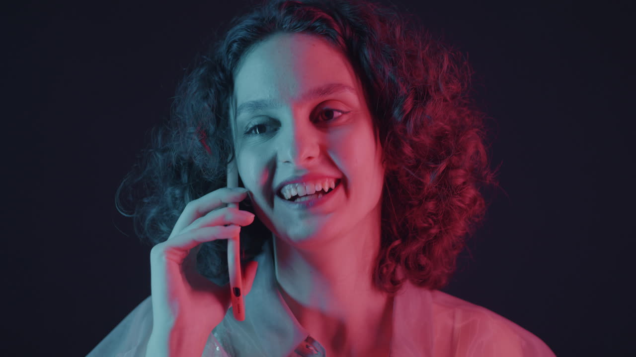 женщина разговаривает по телефону с неоновым освещением