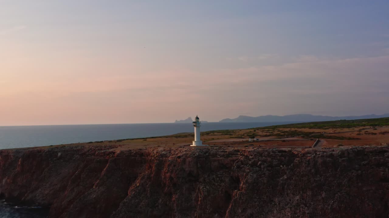 impresionante tiro circular del faro en el majestuoso acantilado rocoso, hora dorada