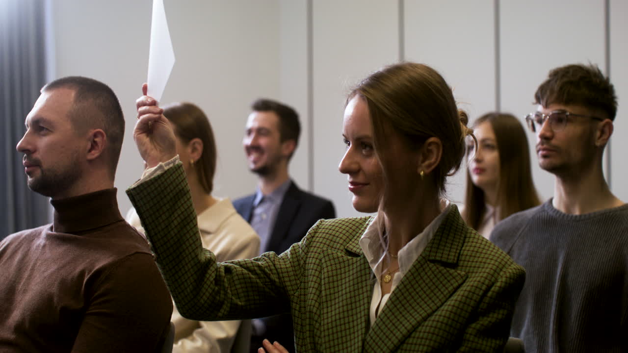 personas en una sesión de subasta