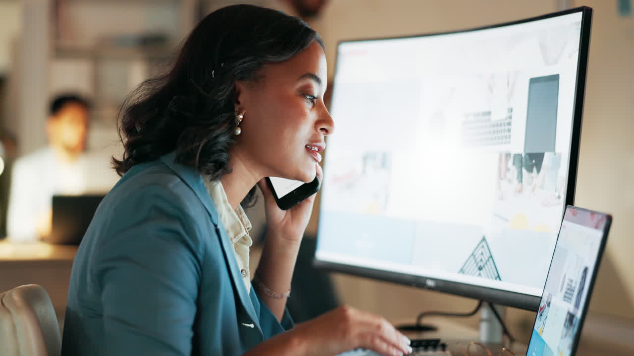 llamada telefónica, planificación y noche con mujer de negocios