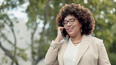 Mujer,-Teléfono-Para-Negocios-Y-Hablando-En-El-Parque.