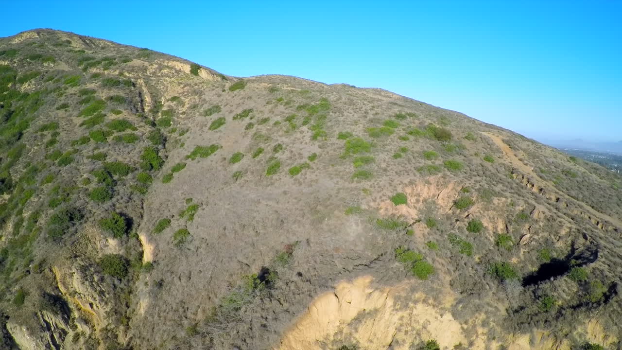 남부 캘리포니아의 언덕 위로 아름다운 공중 촬영