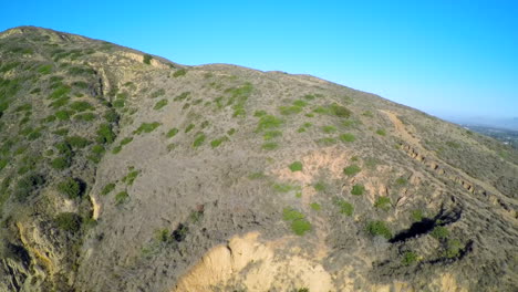 Hermosa-Toma-Aérea-Sobre-Las-Colinas-Del-Sur-De-California