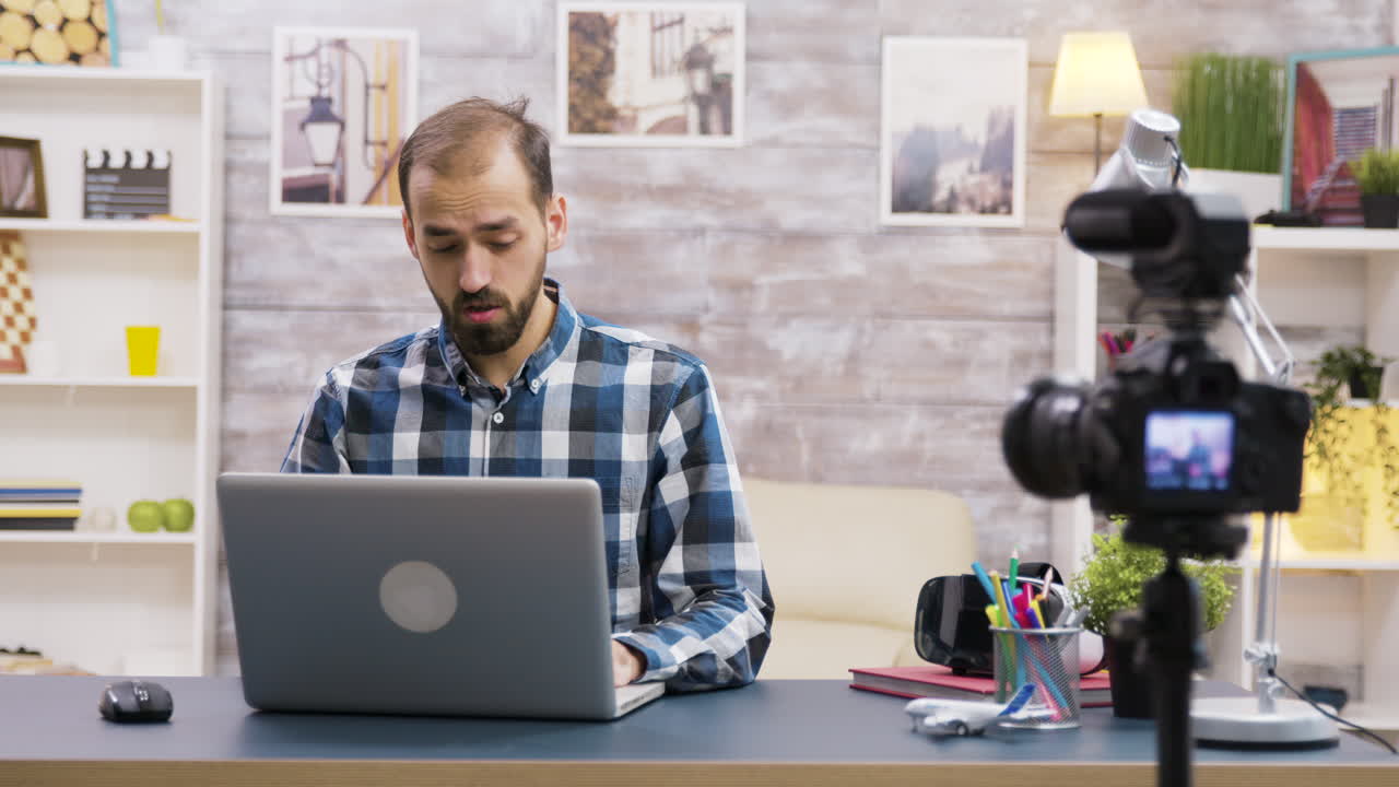 hombre trabajando en una computadora portátil en la oficina de casa