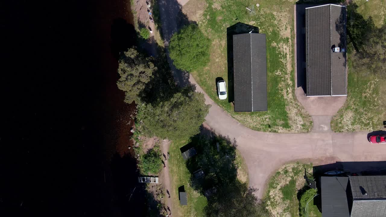 Omvendt dolly-optagelse fra oven, der afslører en gruppe løbere, der løber langs en flod i Dalarna, Sverige