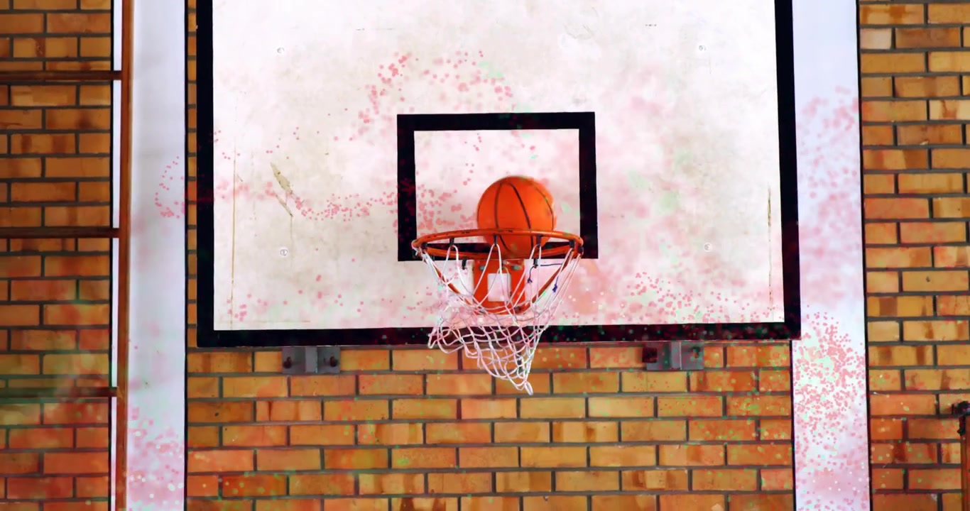 Tiro di pallacanestro al rallentatore che segna un punto attraverso il canestro