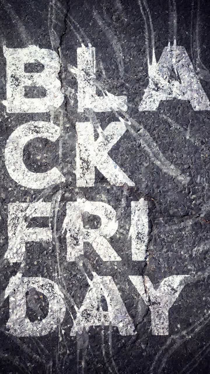 Black Friday-tekst skrevet med kridt på asfalt