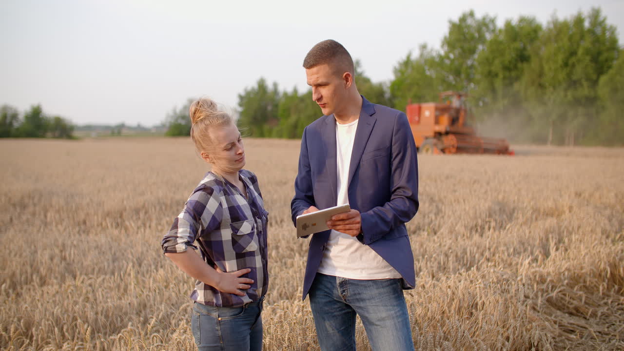 agricultura, mujeres y hombres, agricultores hablando en el campo de trigo durante la cosecha 13