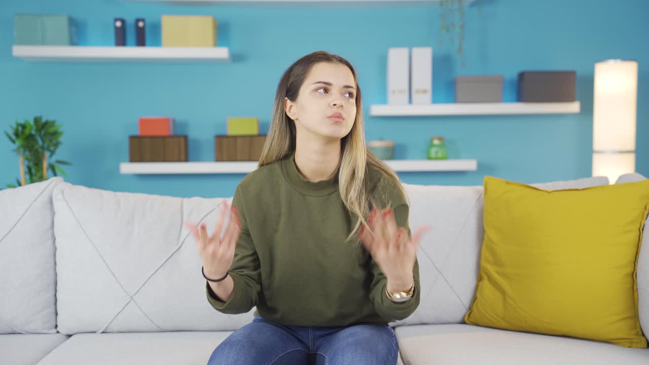 좌절된 십대 소녀는 집에서 짜증나고 우울합니다.