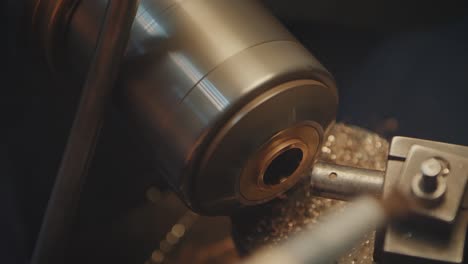 trabajo de metales en un torno