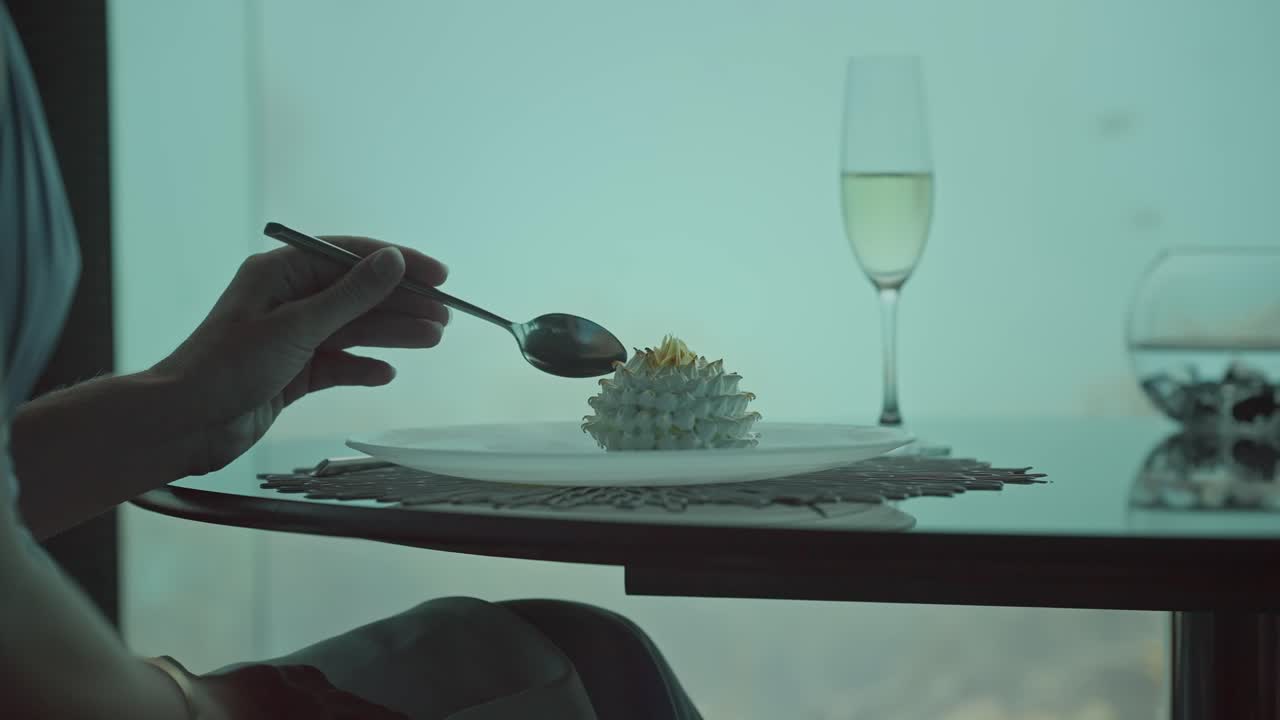 럭셔리 해저 레스토랑 에서 섬세 한 디저트 에서 메렌구 를  ⁇ 는 여자