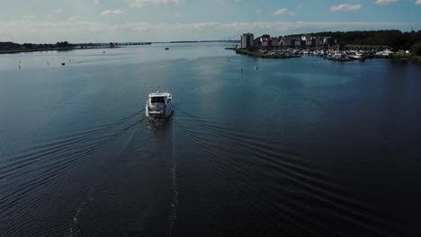 Luxuriöse-Weiße-Yacht,-Die-Auf-Dem-Wasser-Segelt