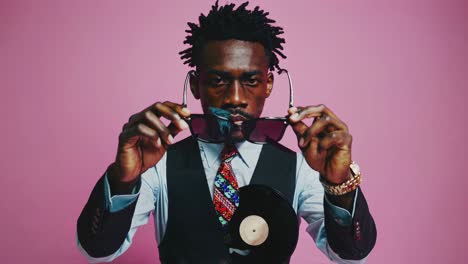 hombre elegante con disco de vinilo
