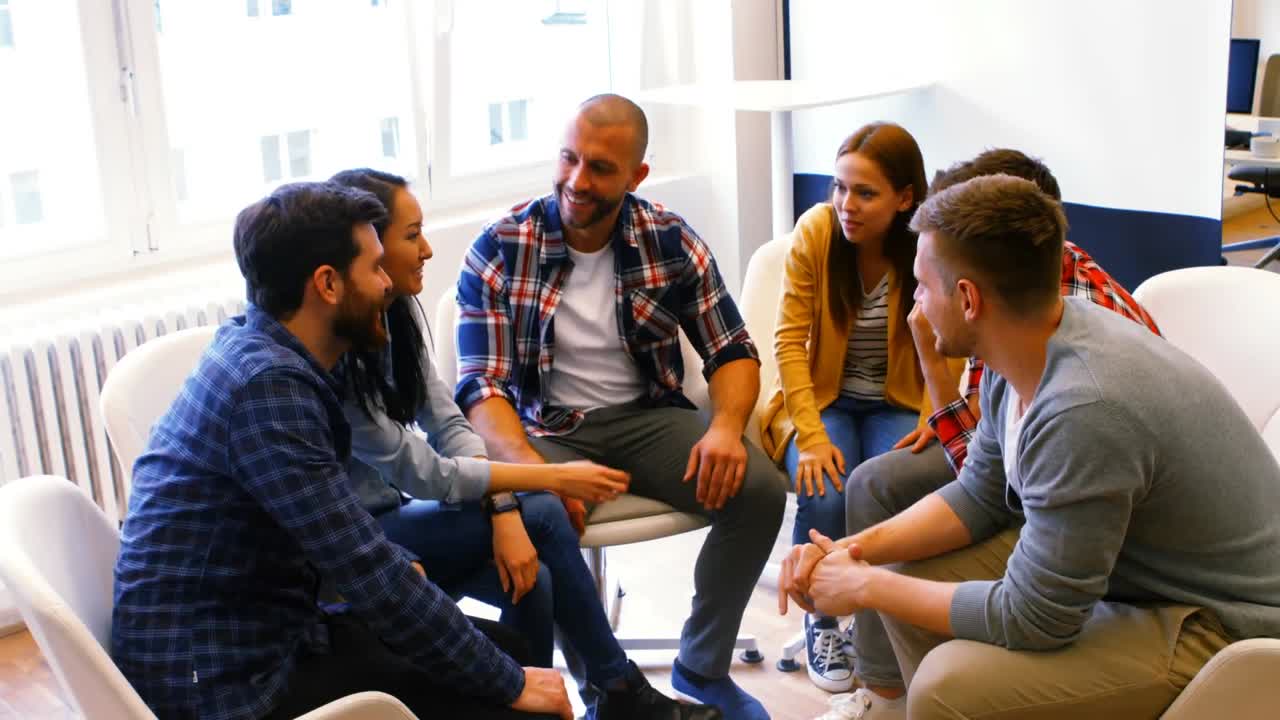 Forretningsfolk, der interagerer med hinanden
