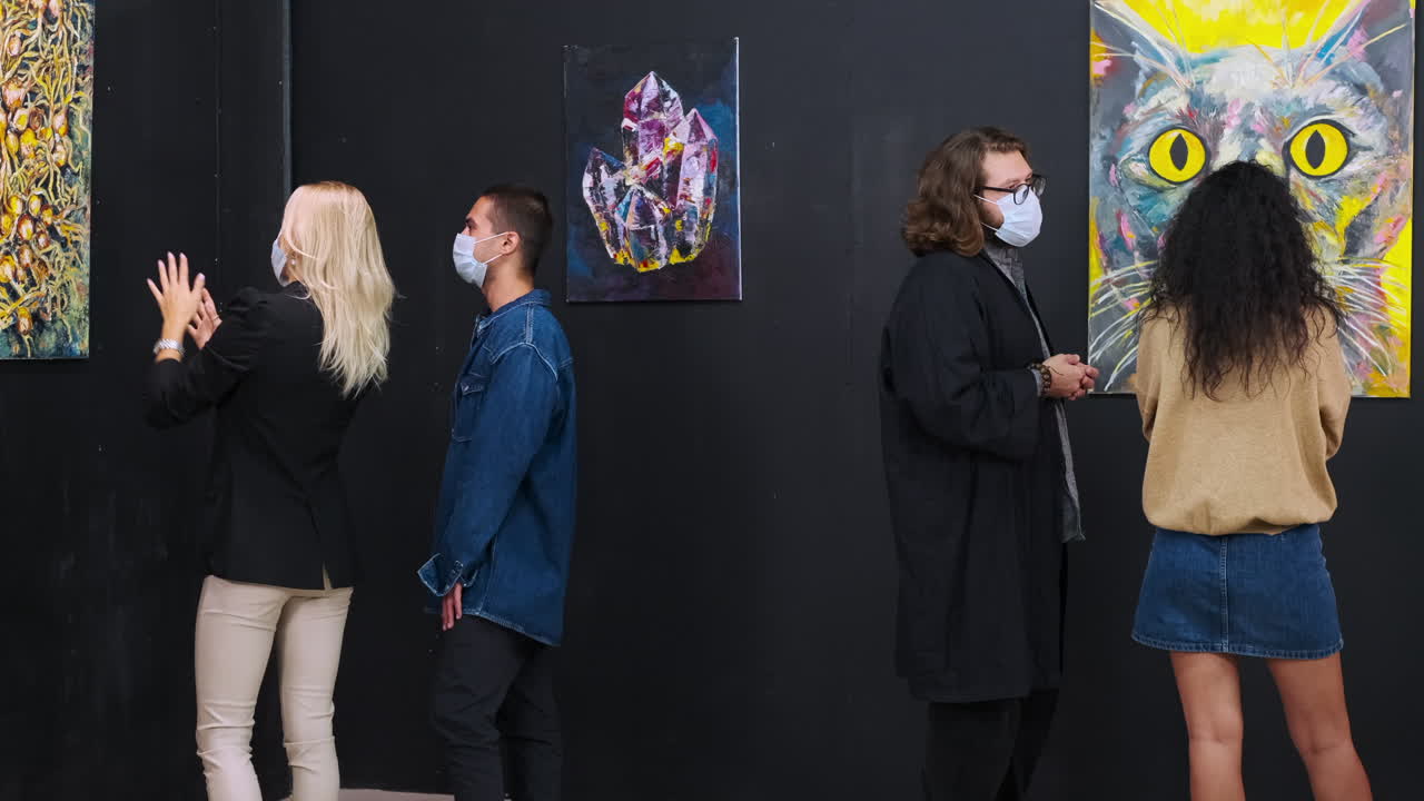 visitantes de galerías de arte