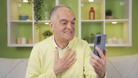 El-Anciano-Se-Pone-Triste-Y-Emocional-Mientras-Habla-Por-Video-Chat-En-Casa.