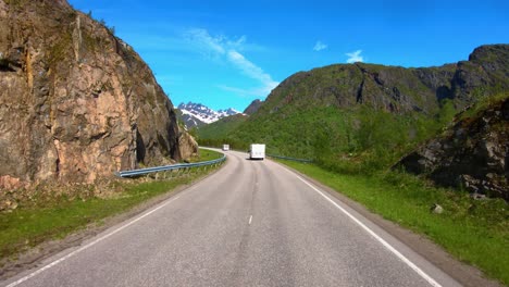 Fahrzeugperspektive-Autofahren-VR-Wohnwagen-Fährt-Auf-Der-Autobahn.-Tourismusurlaub-Und-Reisen.-Schöne-Natur-Norwegen-Naturlandschaft.