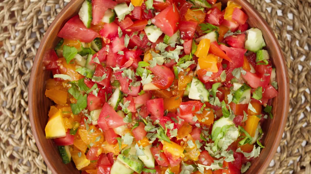 ensalada de verduras, comida vegetariana. cultura de oriente medio. cocina marroquí vista superior. concepto de aperitivo frío. pepinos, tomates, pimienta con aceite y verdura.