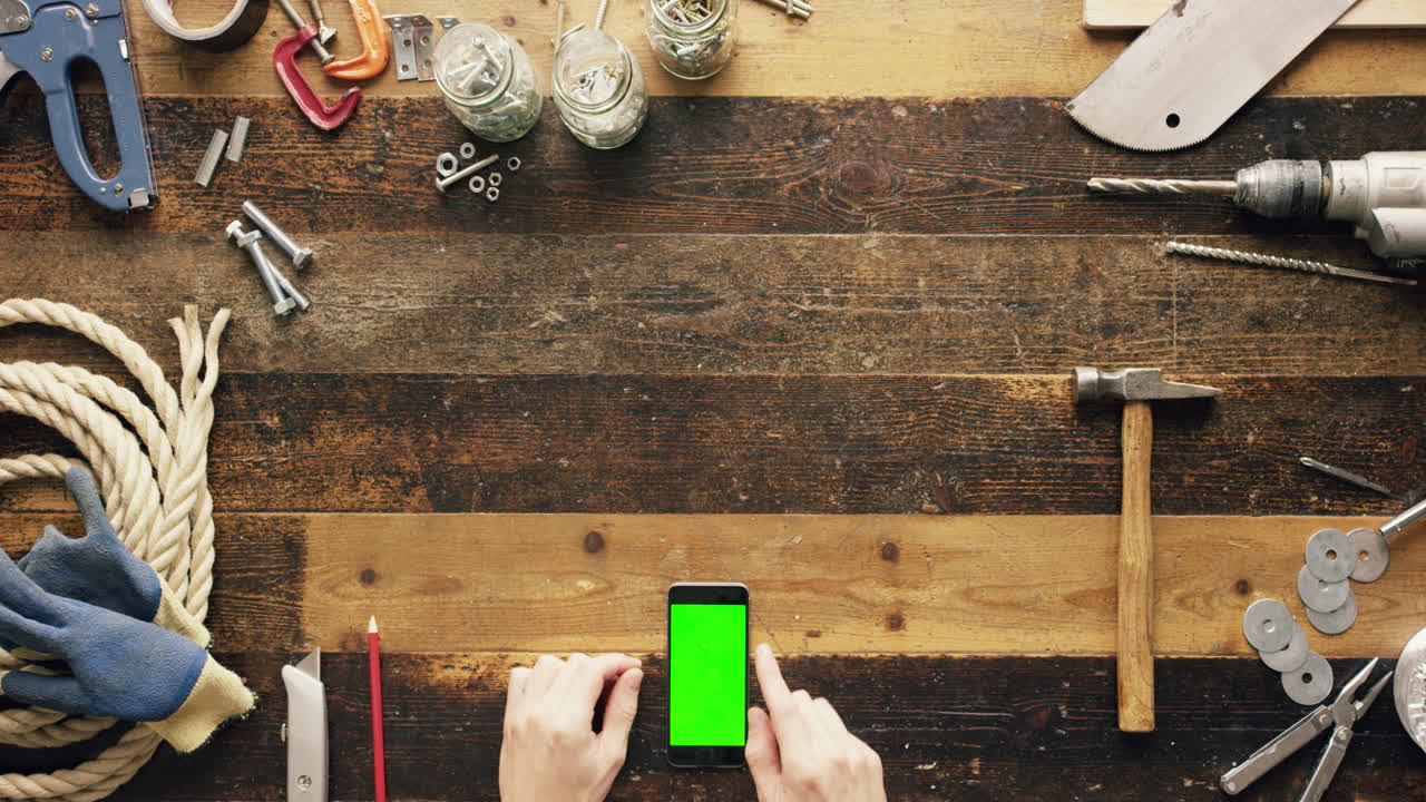 vista superior artesano artesano manos usando pantalla táctil de teléfono inteligente gestos de navegación desde arriba - dragón épico rojo