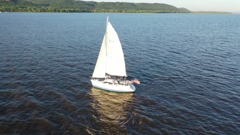 barco de vela en el agua