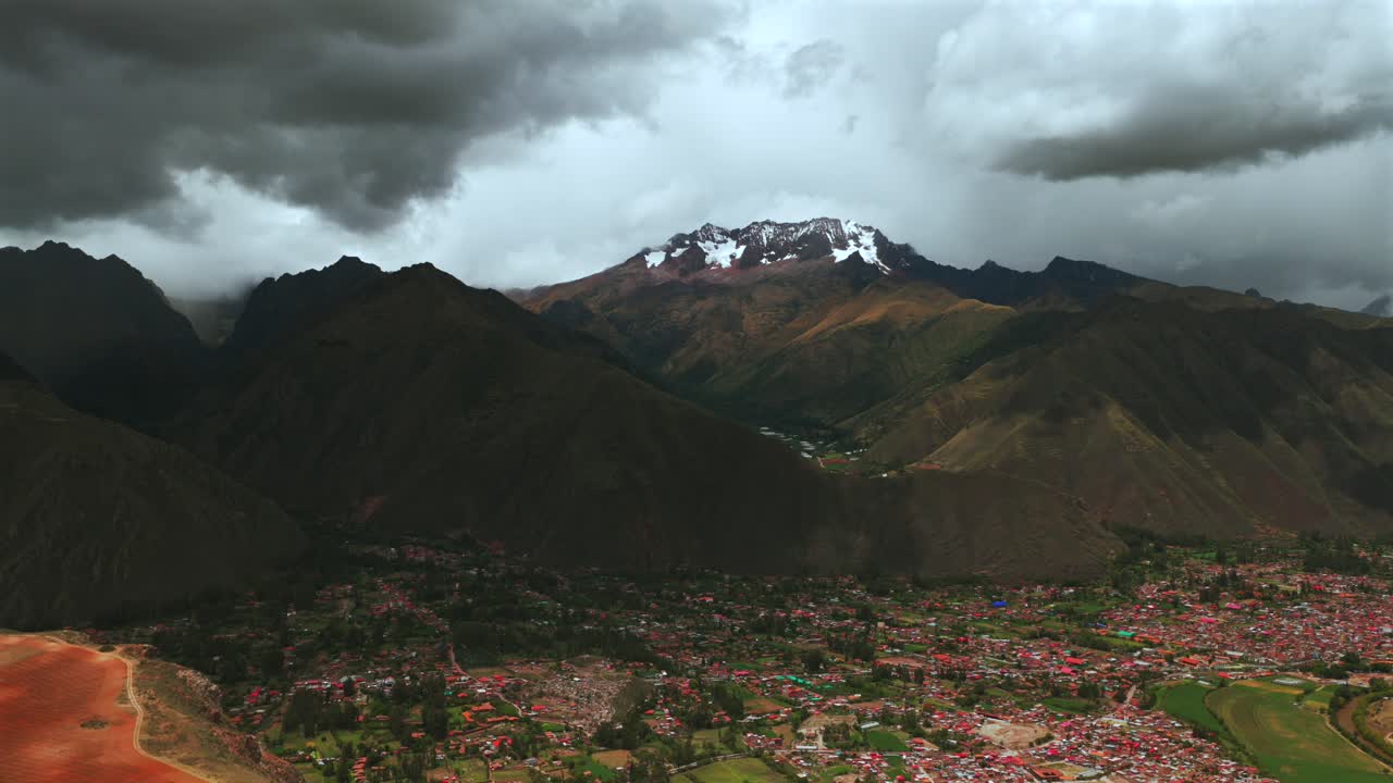 Ande peruviane Monte Patacancha ghiacciaio ad alta quota Valle Sacra Chicón Perù Perú drone aereo stagione delle piogge Saline di Maras nuvoloso Quelccaya catena montuosa di Urubamba regione di Cusco cerchio movimento a sinistra