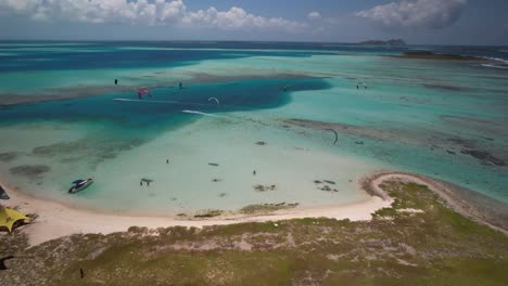 Kitesurfer-Auf-Cayo-Vapor-In-Los-Roques,-Venezuela-Mit-Leuchtend-Türkisfarbenem-Wasser,-Luftaufnahme