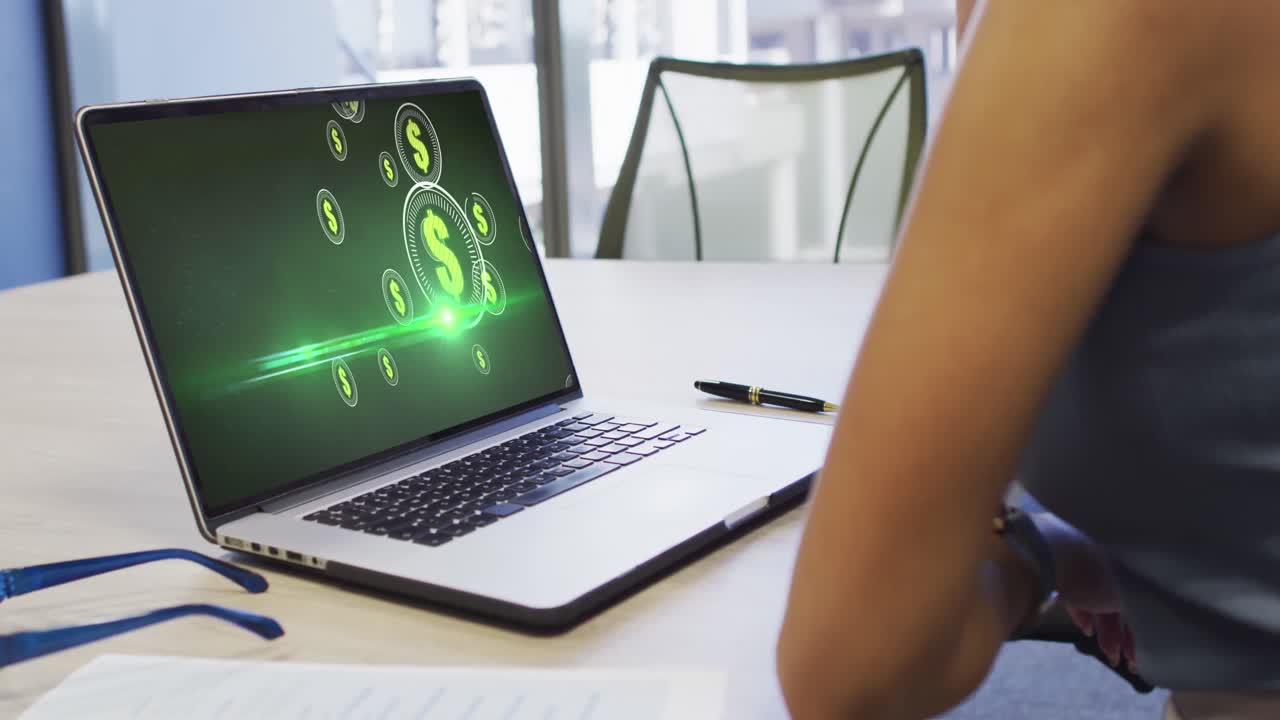 video de una mujer biracial trabajando en una computadora portátil con criptomoneda en la pantalla