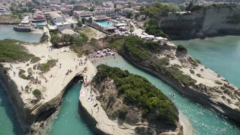 Vista-Aérea-En-órbita-Del-Hermoso-Canal-D&#39;amour,-Pintoresca-Playa-Turquesa-Entre-Formaciones-De-Roca-Blanca,-Sidari,-Isla-De-Corfú