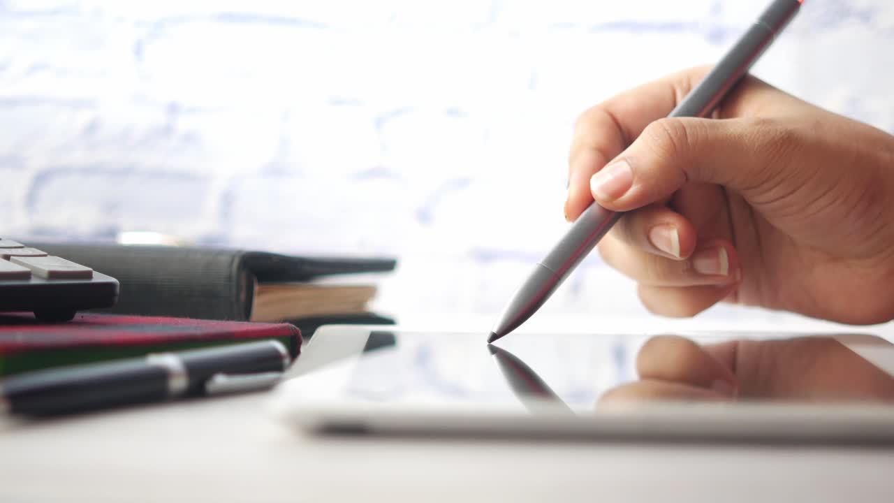 태블릿에 스타일러스를 사용하는 손