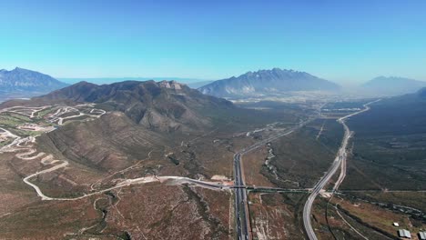 Blick-Auf-Die-Stadt-Monterrey-Vom-Highway-Saltillo---Monterrey