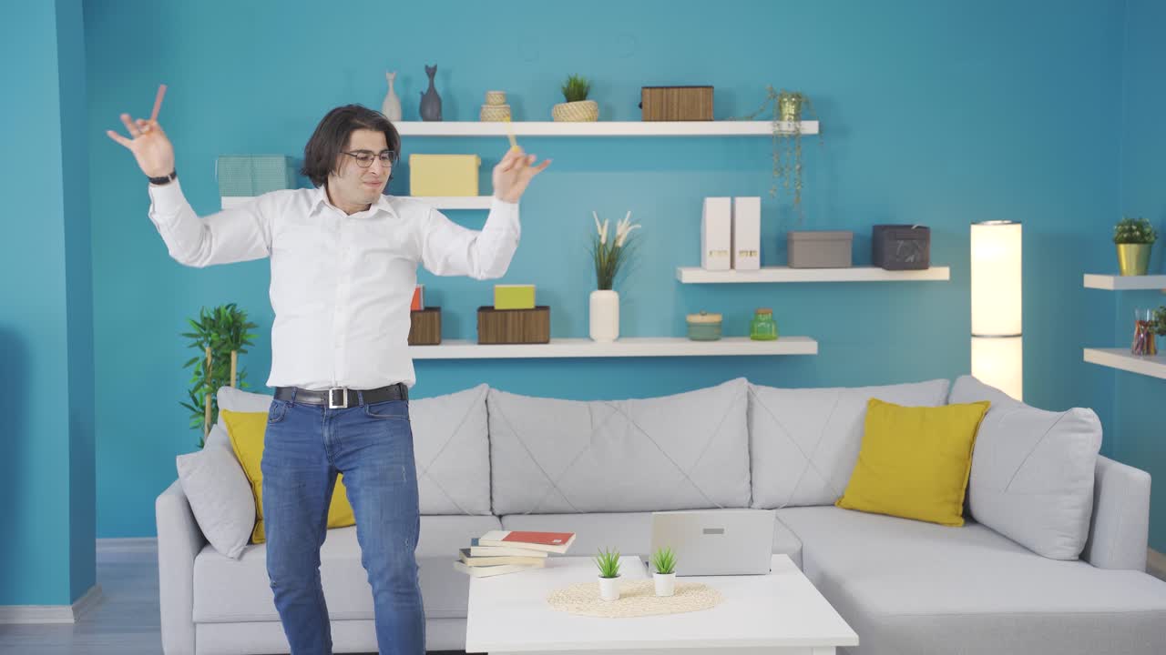 음악을 좋아하는 재 ⁇ 는 남자. 집에서 재 ⁇ 는 비디오.